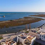 Oceanfront Two Bedroom Διαμέρισμα *