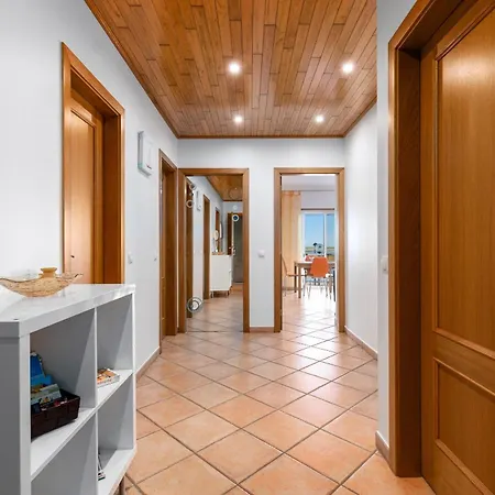 Oceanfront Two Bedroom 아파트